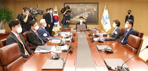 BOK Gov. Rhee Chang-yong (C, rear) presides over a monetary policy board meeting at the central bank in Seoul on July 13, 2022, in this photo provided by the BOK. (PHOTO NOT FOR SALE) (Yonhap)