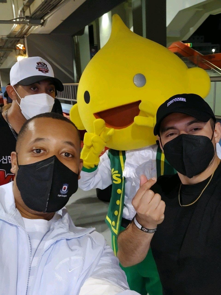 Jovian Turnbull (L), a fan of the Korea Baseball Organization club KT Wiz, poses for a photo with his friends at a game at KT Wiz Stadium in Suwon, 35 kilometers south of Seoul, in this photo courtesy of Turnbull. (PHOTO NOT FOR SALE) (Yonhap)