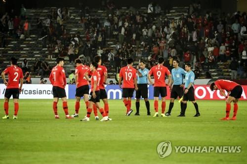 In this file photo from Jan. 25, 2019, South Korean players leave Zayed Sports City Stadium in Abu Dhabi following a 1-0 loss to Qatar in the quarterfinals of the Asian Football Confederation Asian Cup. (Yonhap)