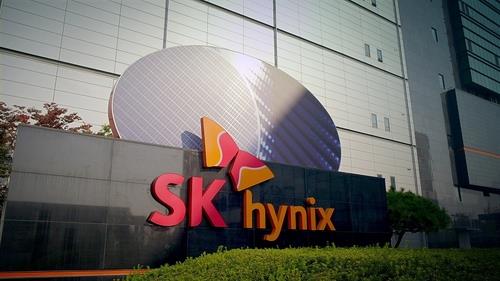This photo provided by SK hynix Inc. shows the company's logo at the main gate of the chipmaker's plant in Cheongju, some 110 kilometers south of Seoul. (PHOTO NOT FOR SALE) (Yonhap)