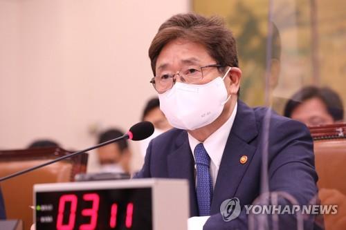 Culture Minister Park Bo-gyoon answers lawmakers' questions in a policy briefing to the National Assembly in western Seoul on July 28, 2022. (Pool photo) (Yonhap)