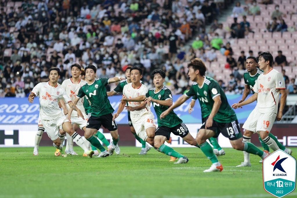 Players for Jeonbuk Hyundai Motors (in green) and Jeju United are in action during their K League 1 match at Jeonju World Cup Stadium in Jeonju, 200 kilometers south of Seoul, on July 30, 2022, in this photo provided by the Korea Professional Football League. (PHOTO NOT FOR SALE) (Yonhap)