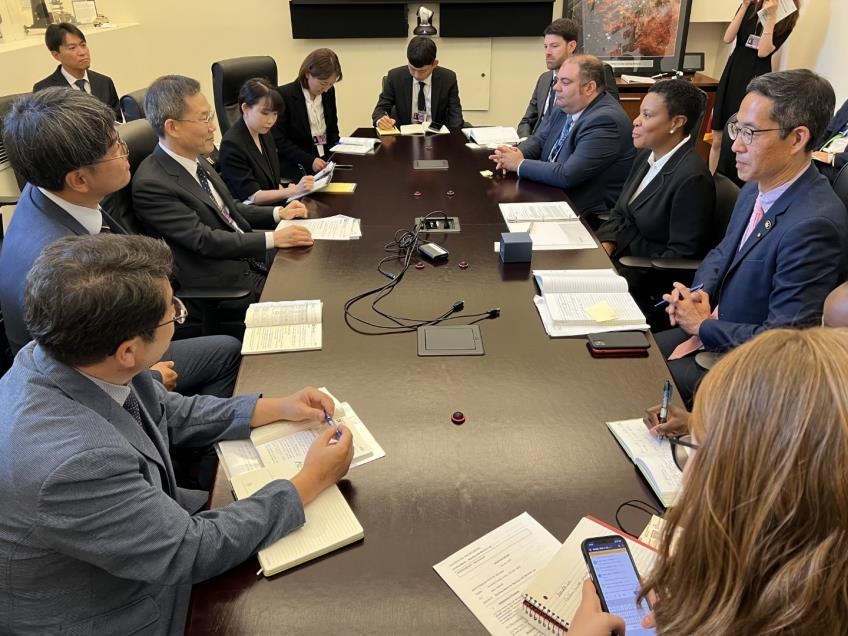 This photo provided by the science ministry on Aug. 2, 2022, shows South Korean Minister of Science and ICT Lee Jong-ho (middle, left row) speaking with Alondra Nelson, acting director of the White House Office of Science and Technology Policy (across table), in Washington a day earlier. (PHOTO NOT FOR SALE) (Yonhap)