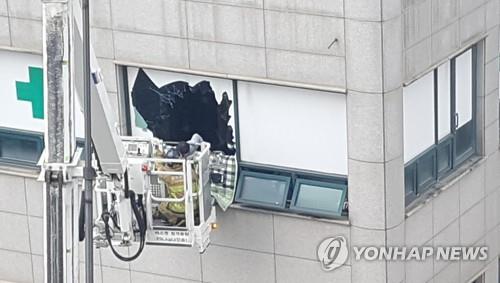 This photo provided by a reader shows rescue workers in operation at a hospital where a fire killed five people on Aug. 5, 2022. (PHOTO NOT FOR SALE) (Yonhap)
