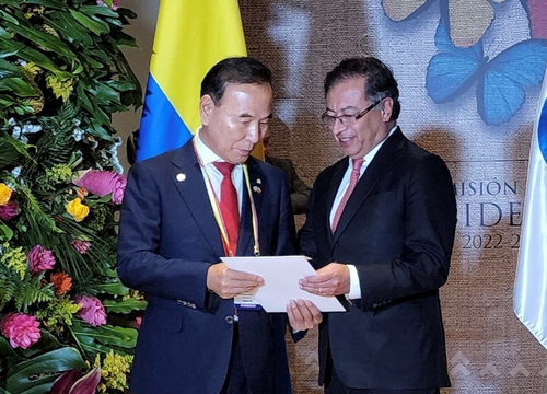 Yoon's delegation delivers his letter to new Colombian president