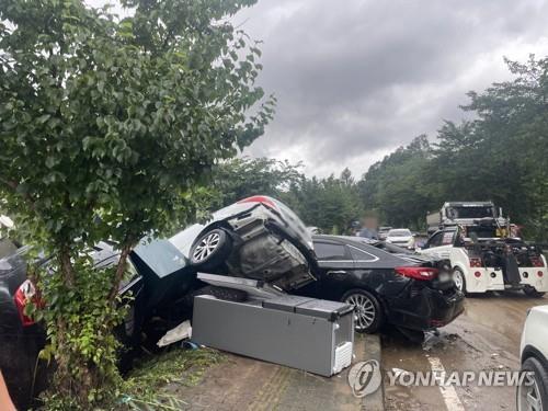 This photo from a news readers shows cars strewn on a road in Yeoju, Gyeonggi Province on Aug. 9, 2022. (PHOTO NOT FOR SALE) (Yonhap) 