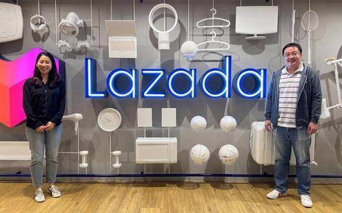 In this photo provided by Market Kurly, CEO Kim Seul-ah (L) poses for a photo with Wee Lee, CEO of Lazada Group, after a memorandum of understanding signing ceremony held in Singapore on Aug. 10, 2022. (PHOTO NOT FOR SALE) (Yonhap)