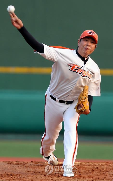 In this file photo from June 18, 2009, Jeong Min-chul of the Hanwha Eagles pitches against the LG Twins during a Korea Baseball Organization regular season game at Hanbat Stadium in Daejeon, 160 kilometers south of Seoul. (Yonhap)
