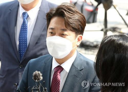 Lee Jun-seok, former leader of the ruling People Power Party, talks to reporters at the Seoul Southern District Court on Aug. 17, 2022. (Pool photo) (Yonhap)
