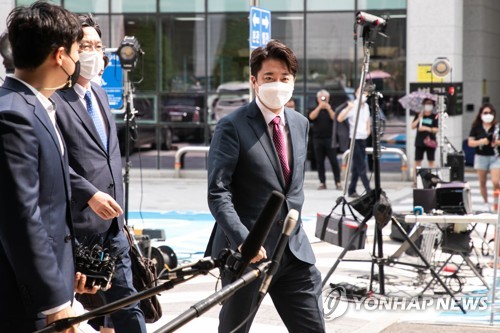 This Aug. 17, 2022, file photo shows Lee Jun-seok (C), ousted leader of the ruling People Power Party, appearing at the Seoul Southern District Court for a hearing on his injunction request against the party's transition to an emergency leadership system. (Pool photo) (Yonhap)