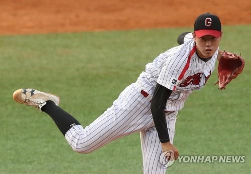 In this file photo from June 22, 2020, Kim Yoo-seong of Gimhae High School pitches against Gangneung High School in the final of the Golden Lion National High School Baseball Tournament at Mokdong Stadium in Seoul. (Yonhap)