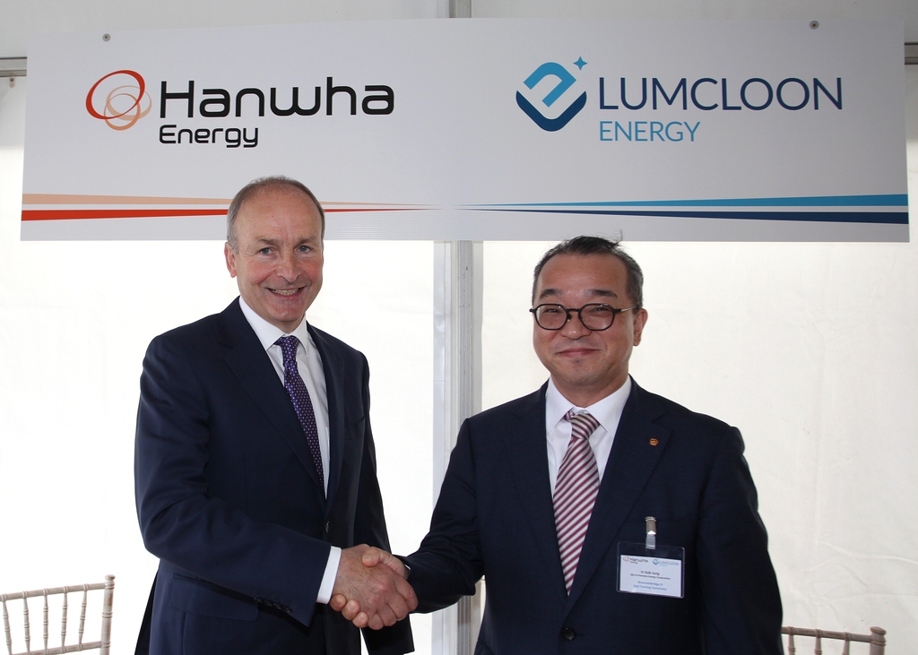 Hanwha Energy CEO Jung In-sub (R) shakes hands with Irish Prime Minister Micheal Martin during the sod-turning ceremony for Hanwha's new electricity grid stability plant to be built in Offaly, in this photo provided by Hanwha Energy on Sept. 7, 2022. (PHOTO NOT FOR SALE) (Yonhap) 