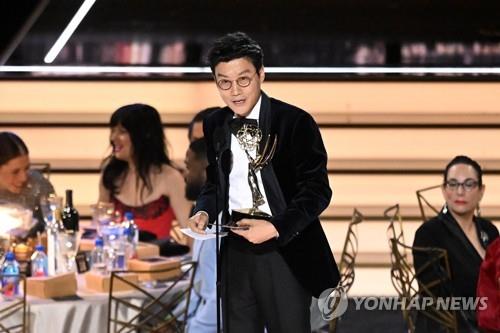 In this AFP photo, South Korean director Hwang Dong-hyuk accepts the award for Outstanding Directing For A Drama Series for "Squid Game" at the 74th Emmy Awards at the Microsoft Theater in Los Angeles, California, on Sept. 12, 2022. (Yonhap)