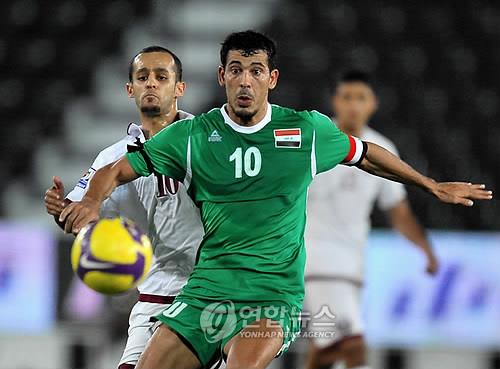 In this EPA file photo from May 31, 2009, Younis Mahmoud of Iraq (R) battles Mohamed Abdulrab of Qatar for the ball during the teams' friendly match at Jassim bin Hamad Stadium in Doha. (Yonhap)