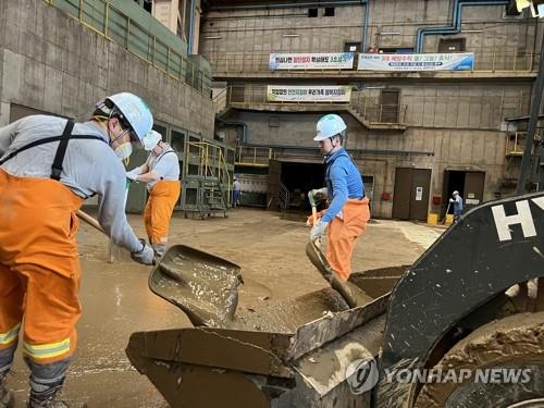 Workers remove mud at POSCO in Pohang, 374 kilometers southeast of Seoul, on Sept. 7, 2022, in this photo provided by the steelmaker. (PHOTO NOT FOR SALE) (Yonhap) 