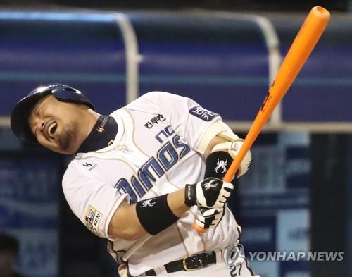 In this file photo from Sept. 30, 2017, Lee Ho-jun of the NC Dinos reacts after flying out against the Nexen Heroes during the bottom of the fifth inning of a Korea Baseball Organization regular season game at Masan Baseball Stadium in Changwon, 380 kilometers southeast of Seoul. (Yonhap)