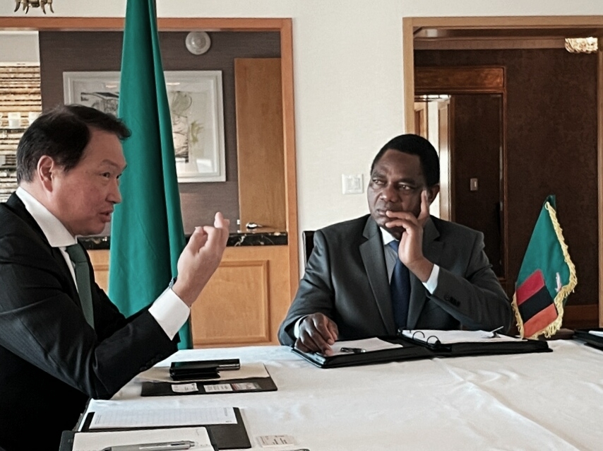 SK Group Chairman Chey Tae-won (L) speaks with Zambian President Hakainde Hichilema in New York on Sept. 20, 2022, in this photo provided by SK on Sept. 23, 2022. (PHOTO NOT FOR SALE) (Yonhap)