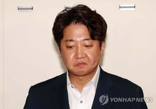 Ruling People Power Party (PPP) Chairman Lee Jun-seok shows emotions before attending the PPP's ethics committee meeting held on July 7, 2022, over allegations Lee received sexual bribery in 2013 and covered up the case. (Pool photo) (Yonhap)