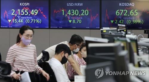 (LEAD) Seoul shares sink to over 2-yr low amid recession worries