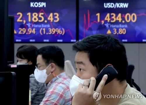 Electronic signboards at a Hana Bank dealing room in Seoul on Oct. 4, 2022, show the trading of South Korean shares and the Korean won. (Yonhap)