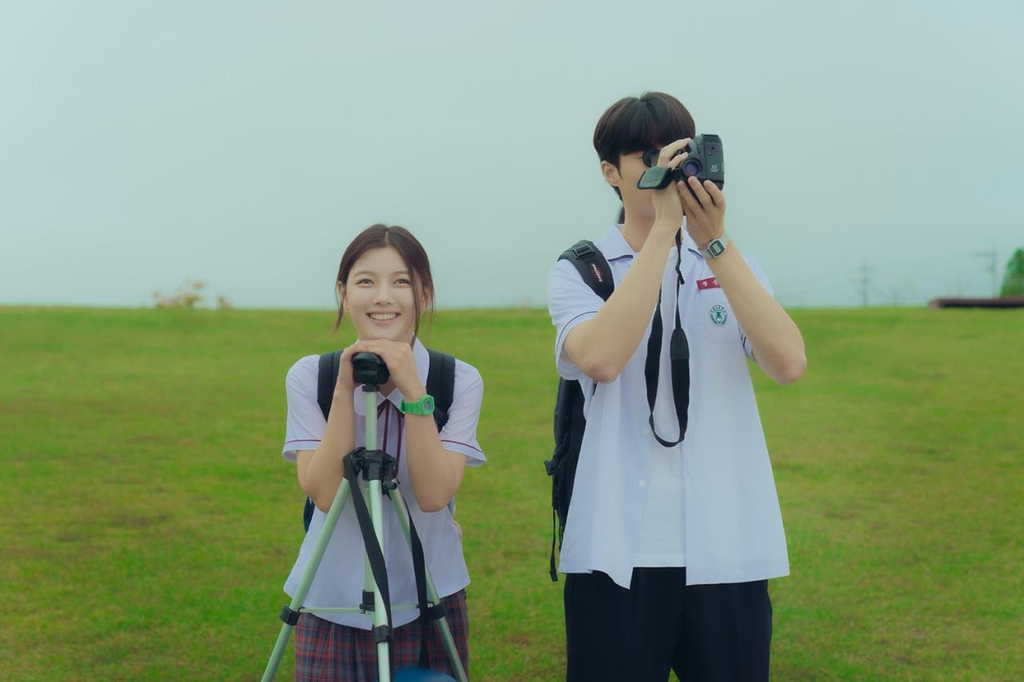 Director says '20th Century Girl' tells first-love story with female narrative, '90s vibe