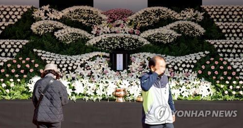 People mourn the deadly Itaewon crowd crush at an altar at Seoul Plaza on Oct. 31, 2022. (Yonhap)