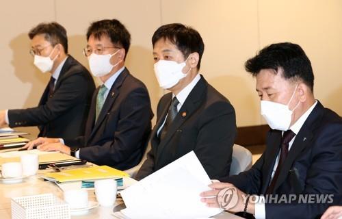 Kim Joo-Hyeon (2nd from R) speaks at a meeting with the chiefs of the country's five major financial holding companies at the Korea Federation of Banks headquarters in central Seoul on Nov. 1, 2022. (Yonhap) 