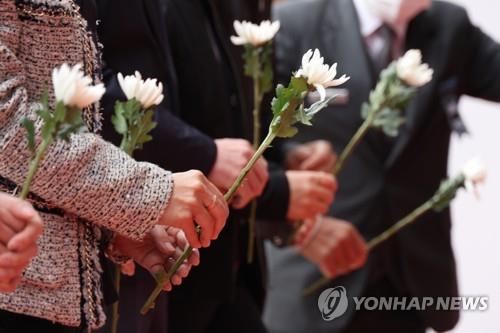 Mourners lay flowers at a memorial altar on Nov. 3, 2022, for those killed in the deadly crowd crush in Seoul's entertainment district of Itaewon. (Yonhap) 