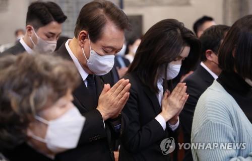Yoon attends Mass honoring victims of Itaewon crowd crush