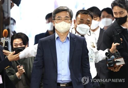 Former Defense Minister Suh Wook enters the Seoul Central District Court on Oct. 21, 2022. (Yonhap) 