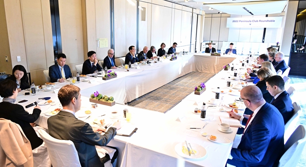 Kim Gunn, special representative for Korean Peninsula peace and security affairs at South Korea's foreign ministry, holds a meeting with a group of foreign envoys in Seoul on Nov. 11, 2022, in this photo provided by the foreign ministry. (PHOTO NOT FOR SALE) (Yonhap)