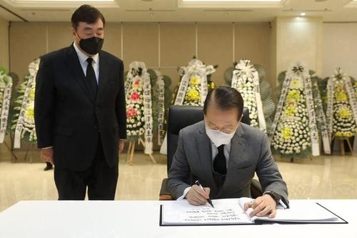 Unification Minister Kwon Young-se writes a message of condolence at the memorial altar for former Chinese leader Jiang Zemin at the Chinese Embassy in Seoul on Dec. 2, 2022, in this photo provided by the ministry. (PHOTO NOT FOR SALE) (Yonhap) 