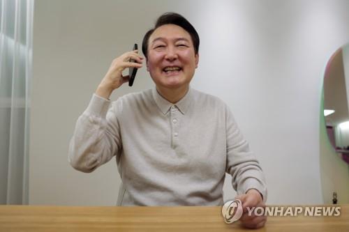 President Yoon Suk-yeol holds phone talks with the South Korean national team head coach Paulo Bento and captain Son Heung-min at his residence in Seoul on Dec. 3, 2022, in this photo provided by his office. (PHOTO NOT FOR SALE) (Yonhap)