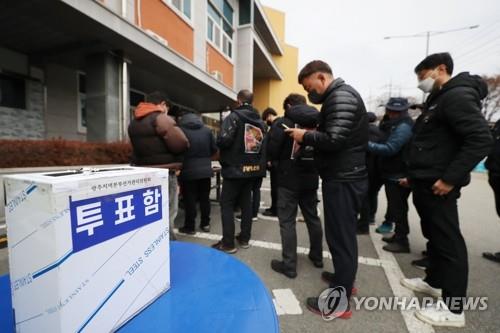 Members of the Cargo Truckers Solidarity Union cast votes at a parking lot in the southern city of Gwangju on Dec. 9, 2022. (Yonhap)
