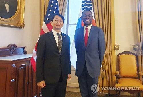 South Korean Trade Minister Ahn Duk-geun (L) poses for a photo with U.S. Deputy Treasury Secretary Wally Adeyemo during their meeting in Washington on Dec. 8, 2022, in this photo released by the trade ministry. (PHOTO NOT FOR SALE) (Yonhap)