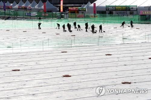 Los organizadores del Festival de Hielo Hwacheon Sancheoneo 2023, programado del 7 al 29 de enero, están ocupados con los preparativos finales en un río congelado en Hwacheon, 120 km al noreste de Seúl, el 5 de enero de 2023. (Yonhap)