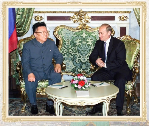 Esta foto, capturada del sitio web de la Editorial de Idiomas Extranjeros de Corea del Norte el 30 de enero de 2023, muestra al exlíder norcoreano Kim Jong-il (izquierda) y al presidente ruso Vladimir Putin durante la visita de Kim a Rusia en agosto de 2001. libro de regalos dados a Kim.  (FOTO NO A LA VENTA) (Yonhap)