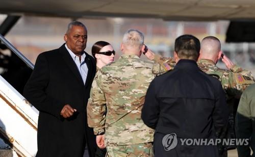 U.S. Defense Secretary Lloyd Austin (L) arrives at Osan Air Base in Pyeongtaek, 65 kilometers south of Seoul, on Jan. 30, 2023. (Pool photo) (Yonhap)