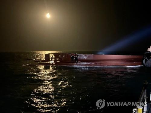 This photo, provided by the Mokpo Coast Guard on Feb. 5, 2023, shows a fishing boat capsized in waters off South Korea's southwestern coast. (PHOTO NOT FOR SALE) (Yonhap)