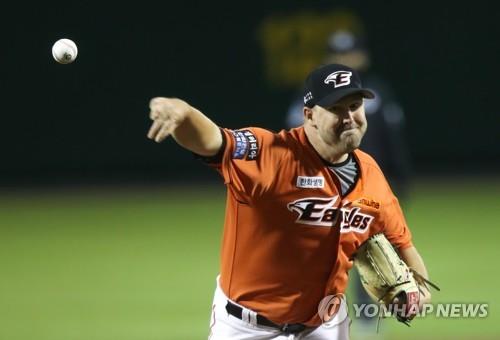 In this file photo from Oct. 23, 2020, Warwick Saupold of the Hanwha Eagles pitches against the NC Dinos during the top of the first inning of a Korea Baseball Organization regular season game at Hanwha Life Eagles Park in Daejeon, 140 kilometers south of Seoul. (Yonhap)