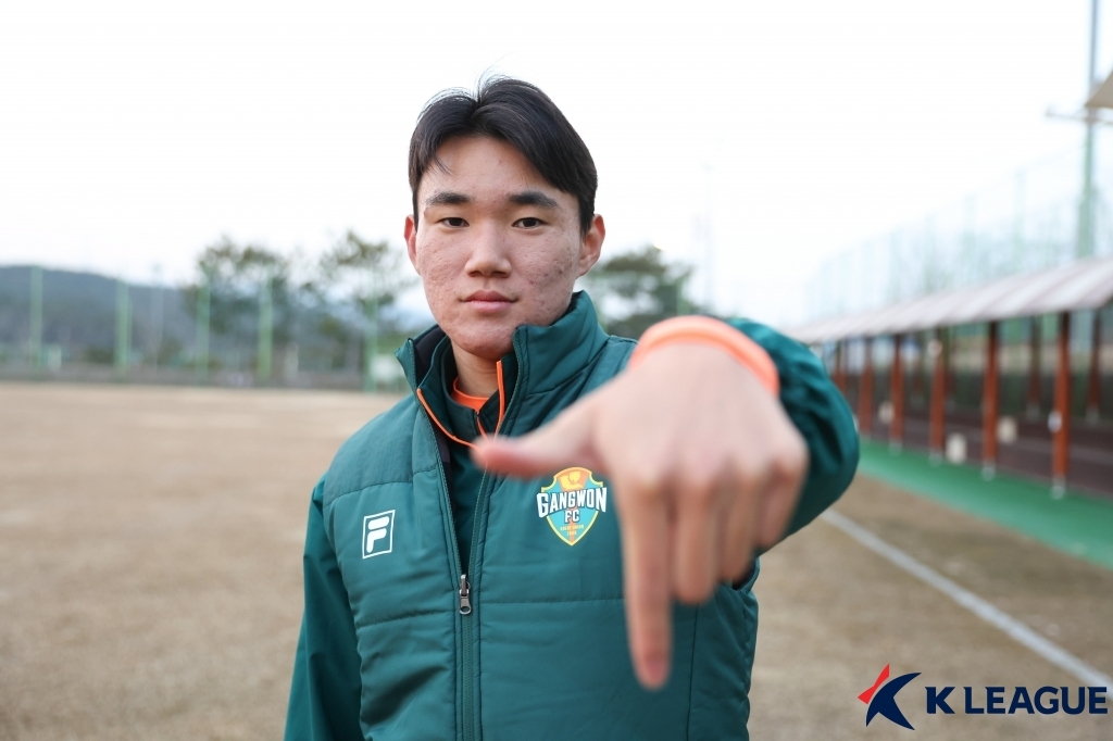 Gangwon FC midfielder Yang Hyun-jun holds up his fingers to show his new number for the 2023 season, seven, during training camp in the southeastern city of Busan on Feb. 1, 2023, in this file photo provided by the Korea Professional Football League. (PHOTO NOT FOR SALE) (Yonhap)