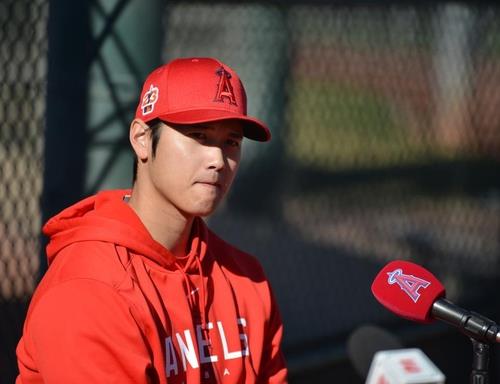 Shohei Ohtani of the Los Angeles Angels speaks to reporters at Tempe Diablo Stadium in Tempe, Arizona, on Feb. 16, 2023. (Yonhap)