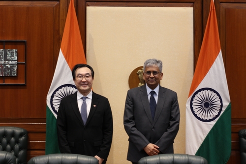 In this photo provided by South Korea's foreign ministry, South Korea's Second Vice Foreign Minister Lee Do-hoon (L) and India's Secretary of the Ministry of External Affairs Saurabh Kumar pose for a photo ahead of their meeting in India on March 1, 2023. (Yonhap)