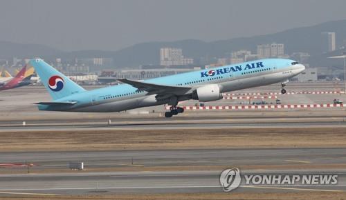 This file photo shows a Korean Air Co. passenger jet taking off from Incheon International Airport, west of Seoul, on Feb. 22, 2023. (Yonhap)