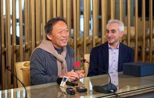 South Korean conductor Chung Myung-whun (L) becomes La Scala Philharmonic Orchestra's conductor emeritus, in this photo captured from the orchestra's website on March 13, 2023. (PHOTO NOT FOR SALE) (Yonhap)