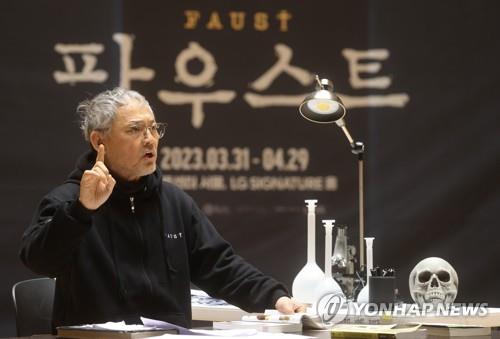 Actor Yoo In-chon plays Faust, the titular character of Goethe's tragic play "Faust," during a preview session held at LG Arts Seoul in the capital on March 21, 2022. (Yonhap)