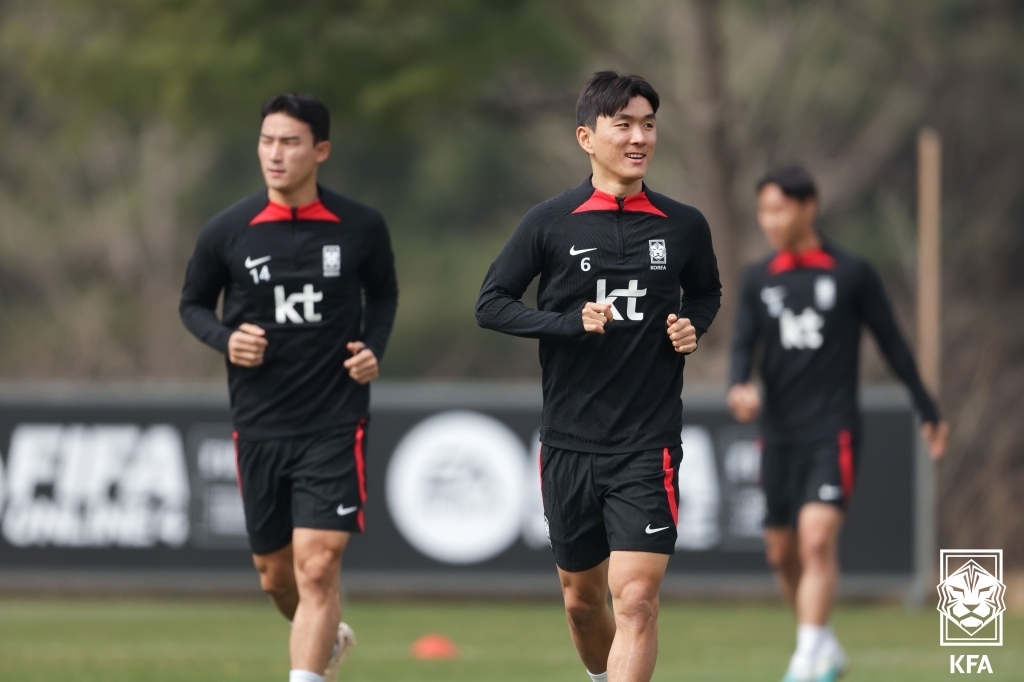South Korean midfielder Hwang In-beom (R) takes part in a training session at the National Football Center in Paju, 30 kilometers northwest of Seoul, on March 22, 2023, in this photo provided by the Korea Football Association. (PHOTO NOT FOR SALE) (Yonhap)