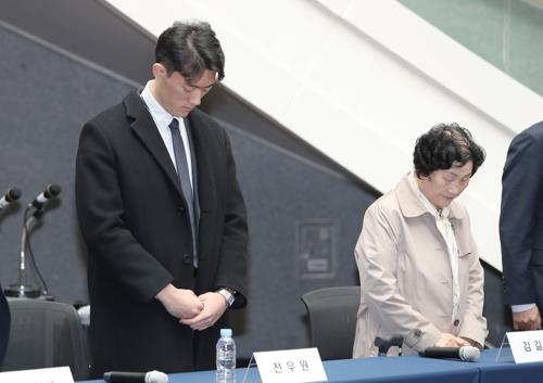 Grandson of ex-President Chun apologizes to victims of 1980 democracy rising - 3