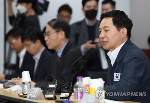 El Ministro de Transporte, Won Hee-ryong (R), habla durante una reunión del gobierno convocada en el Aeropuerto Internacional de Gimpo en el oeste de Seúl el 14 de abril de 2023, para discutir medidas para aliviar el hacinamiento en Gimpo Goldline.  (Yonhap)