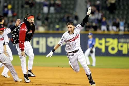 LEAD) LG Twins manager apologizes for player's illegal gambling